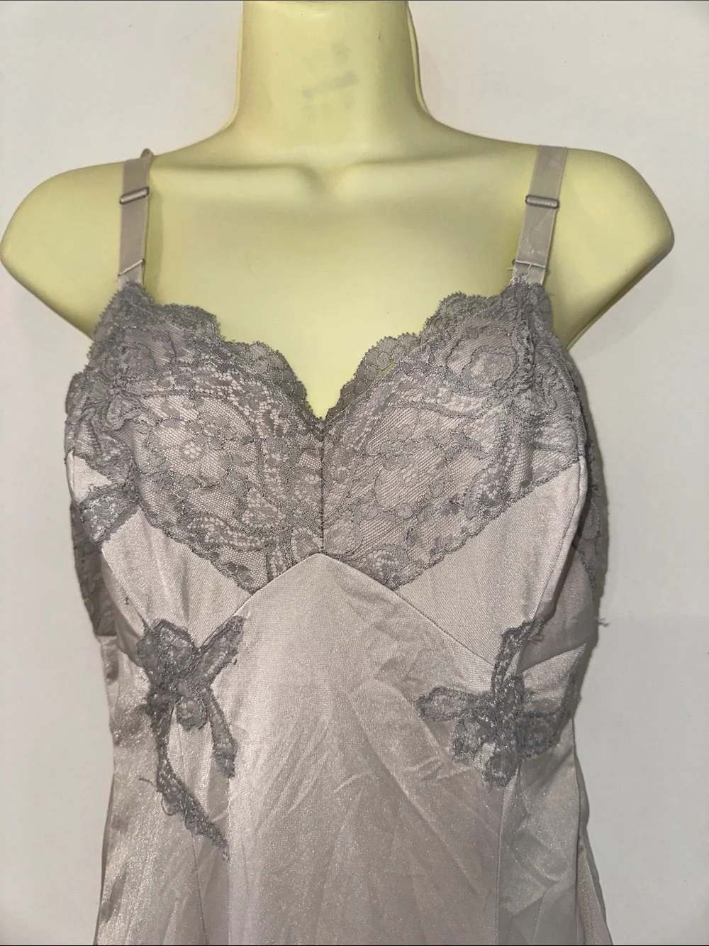 Vintage 60s grayish lavender full nylon slip with lace trim detailing - Picture 2 of 6